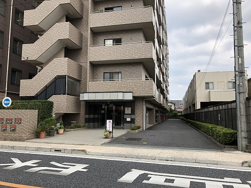 マンション外観と接道