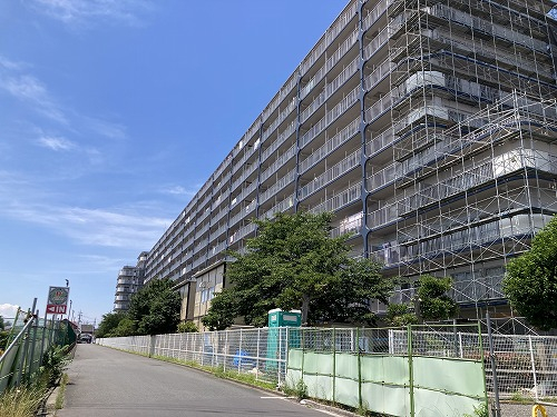 マンション外観と接道