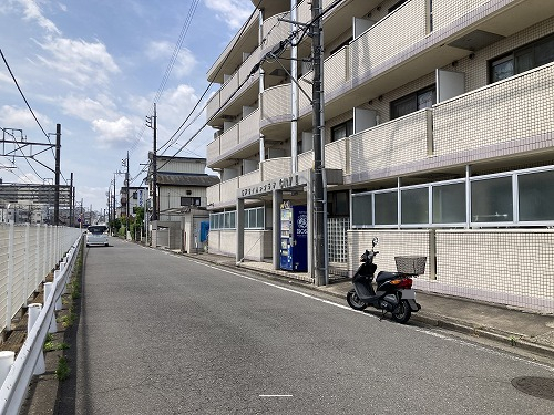 マンション外観と接道
