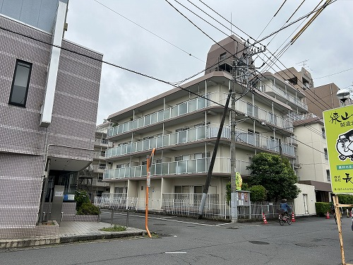 マンション外観と接道