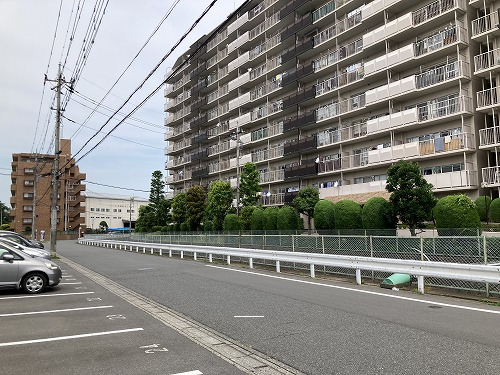 マンション外観と接道