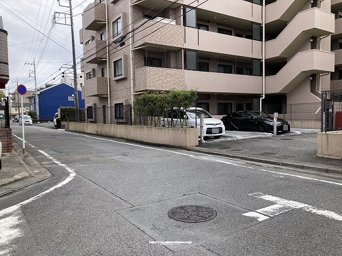 マンション外観と接道
