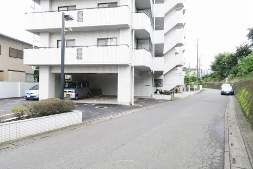マンション外観と接道