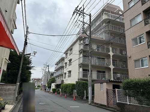 マンション外観と接道